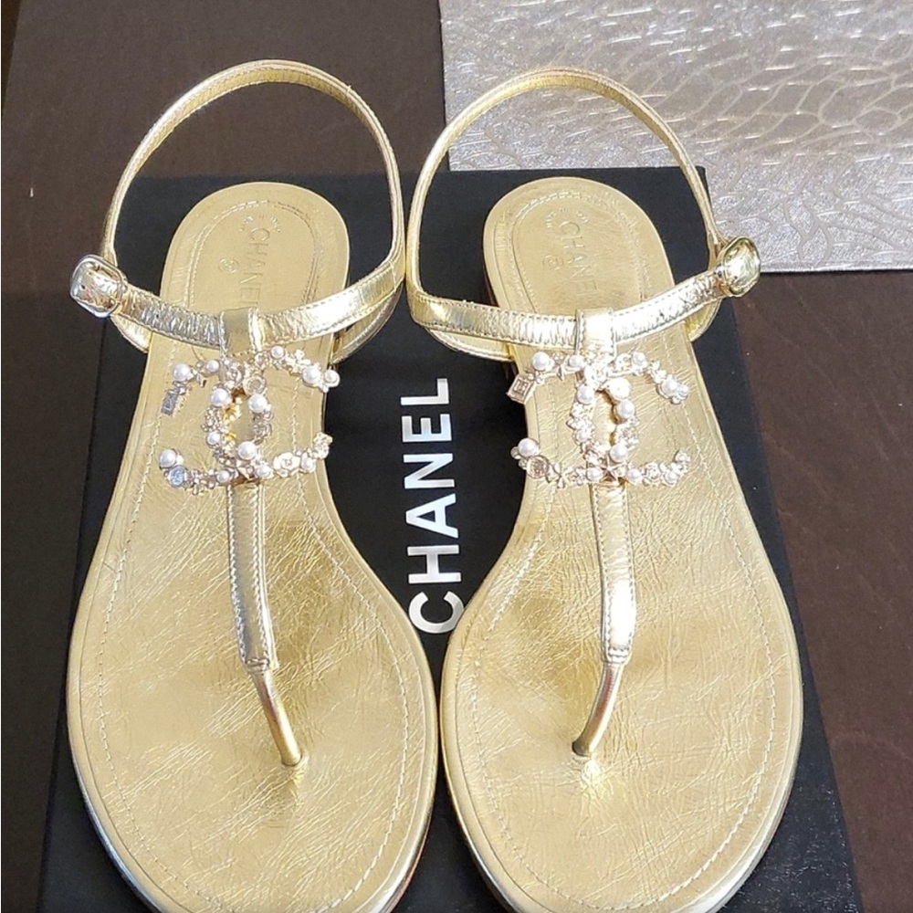 NWT womens Chanel thong sandals. SOLD OUT!!!! IN DEMAND